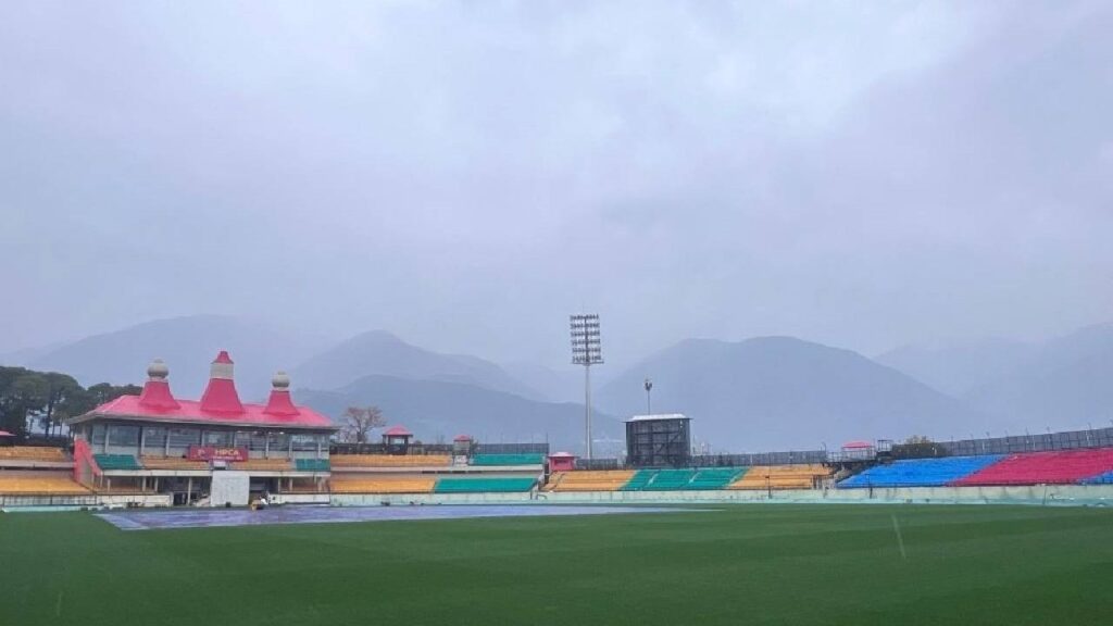 धर्मशाला में खेले